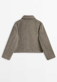 Ruskea, teksturoitu takki, jossa on kaulus, pitkät hihat ja lyhyt malli. Pehmeä, kudottu materiaali, jossa on hieman pörröinen pinta.