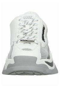Sneaker bianco con tomaia in rete e materiale sintetico, dettagli grigi, lacci piatti e suola in gomma con un motivo testurizzato. Logo sulla linguetta e sul lato.