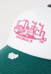 Biela a zelená čiapka s ružovou vyšitou značkou "Von Dutch Originals". Dizajn obsahuje štruktúrovanú korunku a zakrivený šilt.