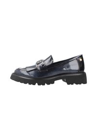 Mocassins en cuir verni bleu marine avec un accent de boucle, semelle en caoutchouc noir épais et finition texturée. Présente un design classique avec un avant à franges.