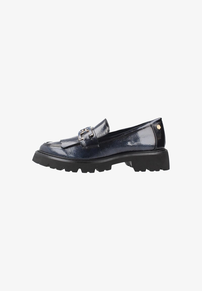 Mocassins en cuir verni bleu marine avec un accent de boucle, semelle en caoutchouc noir épais et finition texturée. Présente un design classique avec un avant à franges.