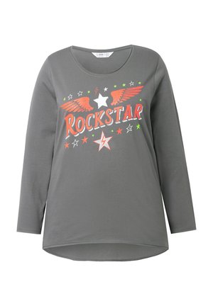 Harmaa pitkähihaisen T-paita, joka on valmistettu pehmeästä kankaasta ja jossa on suurikokoinen "ROCKSTAR" -grafiikka punaisilla siivillä, tähdillä ja värikylläisillä koristeilla. Pyöristetty helma.