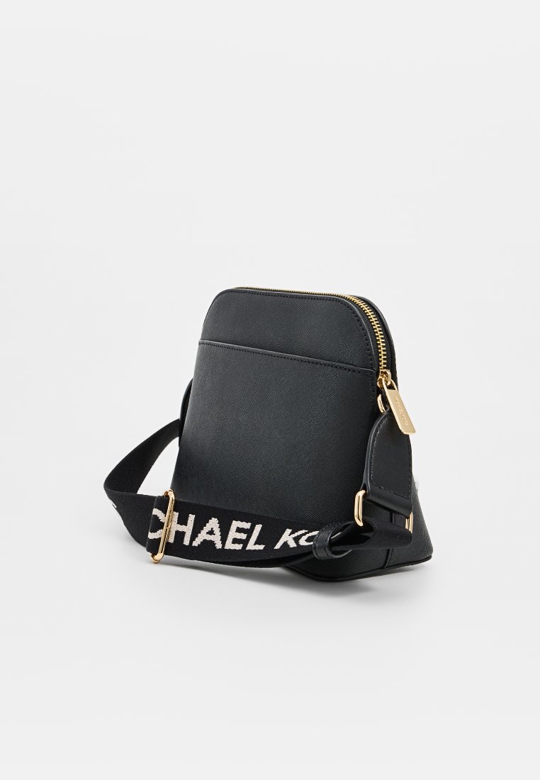 Schwarze Lederumhängetasche mit einem goldenen Reißverschluss, ausgestattet mit einem Stoffriemen mit "MICHAEL KORS"-Schriftzug und einer strukturierten Form.