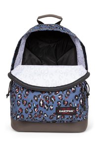 Mochila con estampado de leopardo azul y fondo de cuero gris, con cierre de cremallera y un interior espacioso forrado en negro.