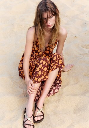 PULL&BEAR, FLAT SANDALS - Sandale - brown