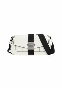 Bolso sintético blanco con una correa negra y un distintivo cierre plateado, que presenta un cierre de solapa y un diseño de compartimentos organizado.