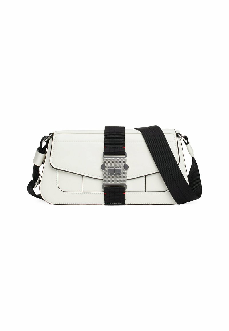 Bolso sintético blanco con una correa negra y un distintivo cierre plateado, que presenta un cierre de solapa y un diseño de compartimentos organizado.