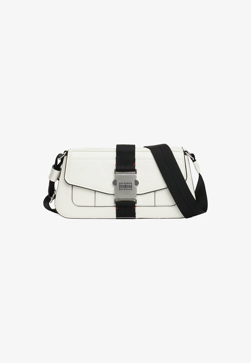 Bolso sintético blanco con una correa negra y un distintivo cierre plateado, que presenta un cierre de solapa y un diseño de compartimentos organizado.