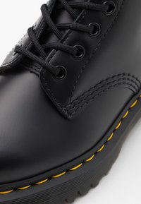 Dr. Martens Stivaletti stringati - black