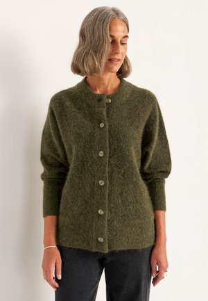 Grön, fluffig stickad cardigan med rund hals, knappstängning, långa puffärmar och texturerad yta. Lämplig för lager-på-lager-outfits.