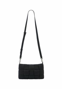 Borsa a tracolla imbottita nera intrecciata con strap regolabile e chiusure in tonalità argento su sfondo bianco.