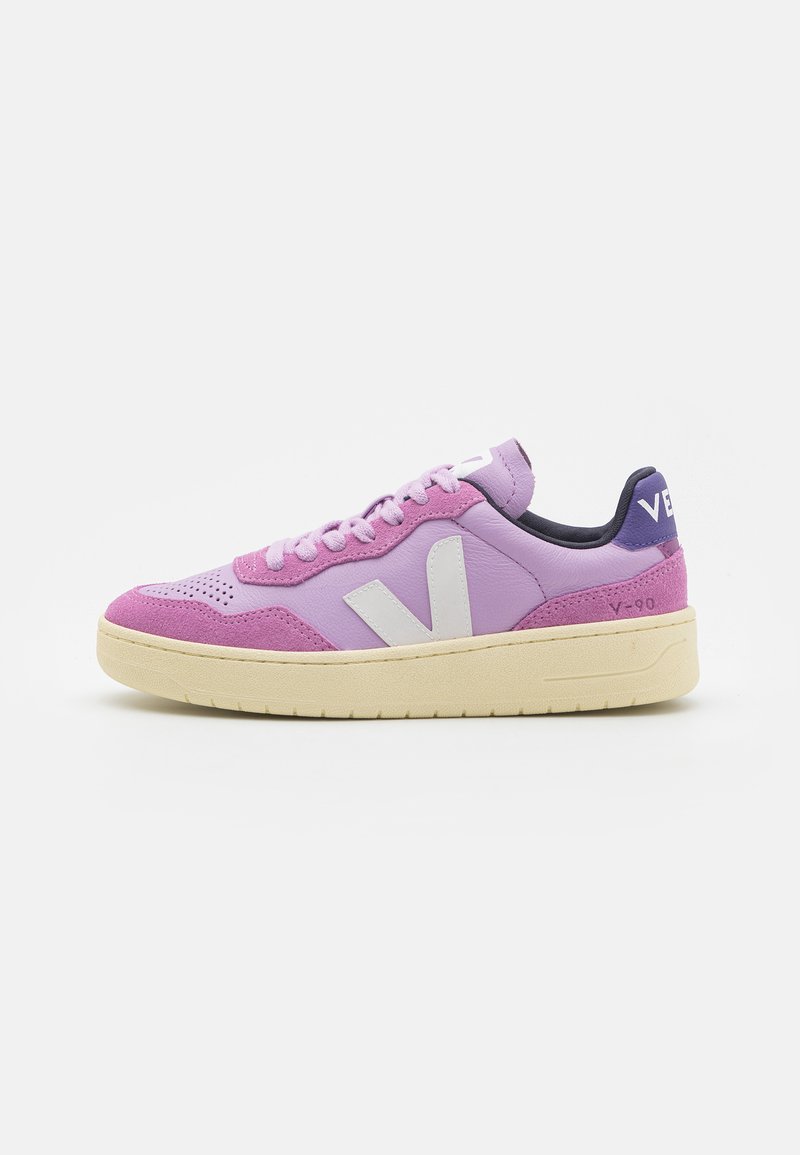 Sneaker rosa e viola realizzato in materiali scamosciati e in pelle, con una tomaia testurizzata, un logo V bianco e una suola in gomma beige.