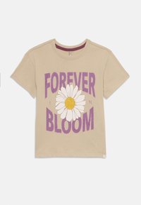 Beige bomull T-skjorte med korte ermer, med lilla tekst "FOREVER IN BLOOM" og en stor hvit prestekrage med en gul midt.