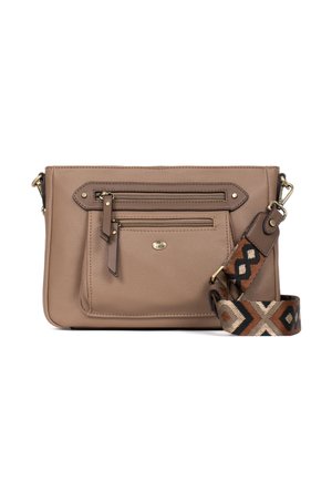 Bruine leren crossbodytas met twee voorvakken met rits en een afneembare, patroon gestoffeerde schouderriem in zwart, bruin, beige en wit.