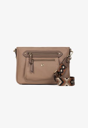 Sac bandoulière en cuir marron avec deux poches avant zippées et une sangle en tissu amovible et à motifs noir, marron, beige et blanc.