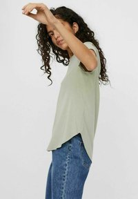 Vero Moda VMBECCA PLAIN - Blusa - desert sage