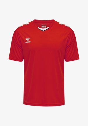 Maillot de sport court à manches courtes rouge, fabriqué en tissu respirant. Présente un design à col en V, des accents blancs contrastants sur les épaules et un logo sur la poitrine.