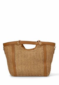 Bolsa de tote de paja con acentos de cuero sintético en tono beige, que presenta una textura trenzada, dos asas superiores y costuras reforzadas en los bordes.
