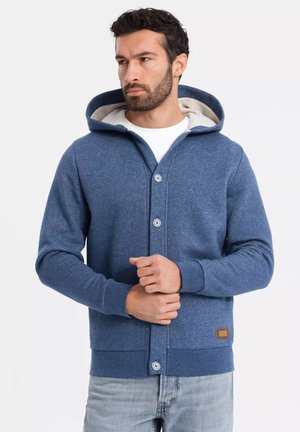 Felpa con cappuccio blu navy, chiusura a bottoni, tessuto morbido, fodera interna color crema e un piccolo etichetta in pelle marrone sull'orlo.