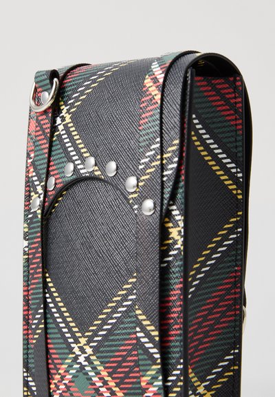 Must mustransport koos värvilise ruudulise mustriga, kus on punane, roheline, kollane ja valge aktsent; tekstureeritud pind ja hõbedased studid kui riistvaradisain.