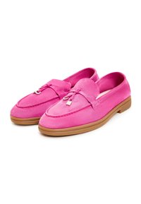 Roze suède loafers met een ronde neus, decoratieve strik en een hardwareaccent in zilvertint. Voorzien van een lichtbruine rubberen zool.