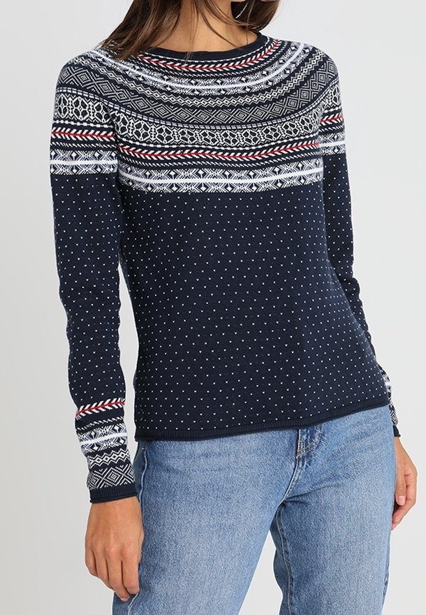 Marineblauer Pullover mit weißen Punkten, der einen gemusterten Schulterbereich in Rot, Weiß und Schwarz aufweist. Lange Ärmel mit gemusterten Bündchen.