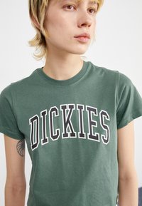 Dickies AITKIN - Marškinėliai su spaudiniu - dark forest