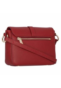 Borsa crossbody rossa in pelle con finitura testurizzata, cerniera dorata e tracolla regolabile. Presenta una chiusura a patta e una tasca frontale con zip.