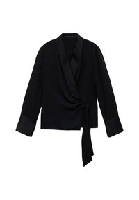 Blouse portefeuille noire en tissu lisse, dotée de manches longues avec larges poignets, d'un nouage à l'avant et d'un col en V ajusté.