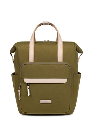 Prostokątny plecak w oliwkowym zielonym kolorze z dwoma beżowymi uchwytami, przednią kieszenią na zamek, bocznymi kieszeniami oraz zamknięciem na zamek u góry.