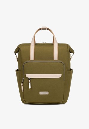 Oliënkleurige rechthoekige rugzak met twee beige handvatten, voorvak met rits, zijvakken en bovenste ritsluiting.