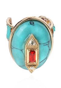 Bague en turquoise avec un accent doré, ornée d'une gemme rouge ornée et de détails clairs, montée sur un anneau texturé composé de diverses perles.
