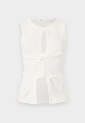 Haut blanc sans manches avec encolure ronde, détail torsadé à l'avant, découpes en forme de goutte en haut et en bas, et une texture de tissu douce et lisse.