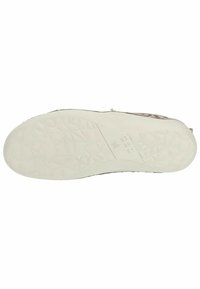 Schoenzool met een gestructureerd grippatroon, in een witte kleur en een lichte kromming aan de rand. Maatmarkeringen zijn zichtbaar op de zool.