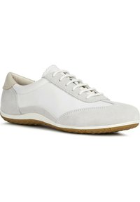 Scarpa sportiva bianca con una combinazione di pelle liscia e suede morbido, punta arrotondata, chiusura con lacci e suola in gomma con un design testurizzato.