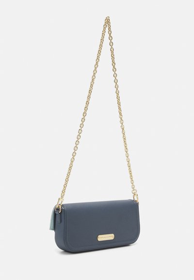 Borsa a tracolla blu in pelle con una tracolla in catena dorata, caratterizzata da una texture liscia e un'etichetta metallica del marchio nella parte anteriore.