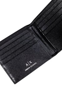 Portafoglio in pelle nera con finitura testurizzata, molteplici slot per carte e logo inciso "A|X Armani Exchange" all'interno.