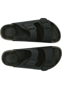 Zwarte sandalen met twee verstelbare banden, gemaakt van gestructureerd synthetisch materiaal. De voetbed heeft een camouflagepatroon en een ergonomisch ontwerp.