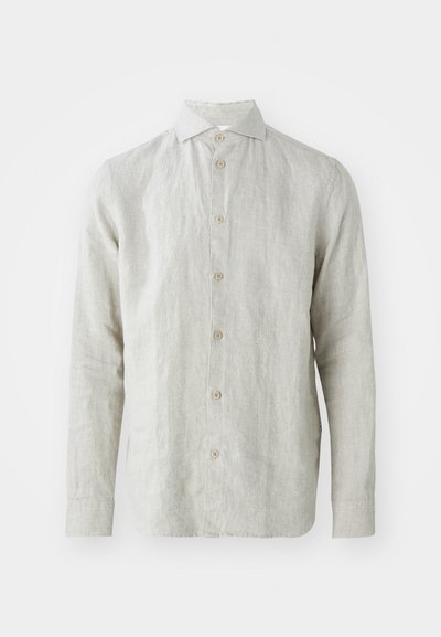 Chemise en lin gris clair avec un devant à boutons, col classique et manches longues. Présente une texture subtile et cinq boutons marron.