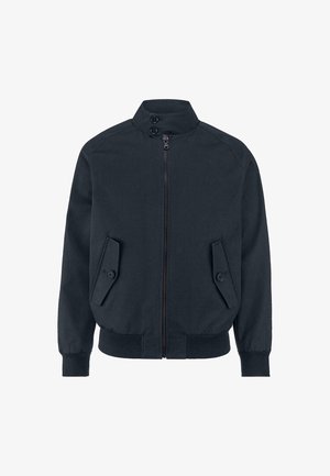 Dunkelblaue Bomberjacke mit hohem Kragen, Frontreißverschluss, zwei knopfverschlossenen Seitentaschen sowie geripptem Bund und Ärmelabschlüssen. Glatte Stoffoberfläche.