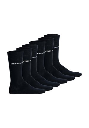 Sześć par czarnych skarpet sportowych z białym logo „EMPORIO” blisko góry, ułożonych obok siebie na białym tle.