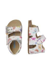 Børnesandaler med en hvid syntetisk overdel, der har farverige sommerfuglemønstre, to justerbare remme og en brun gummisål.