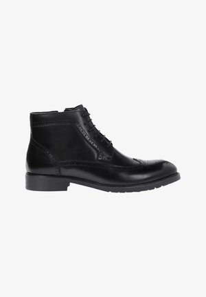Bottines en cuir noir avec un laçage, détails de brogue sur le bout, finition texturée et semelle en caoutchouc pour une meilleure traction.