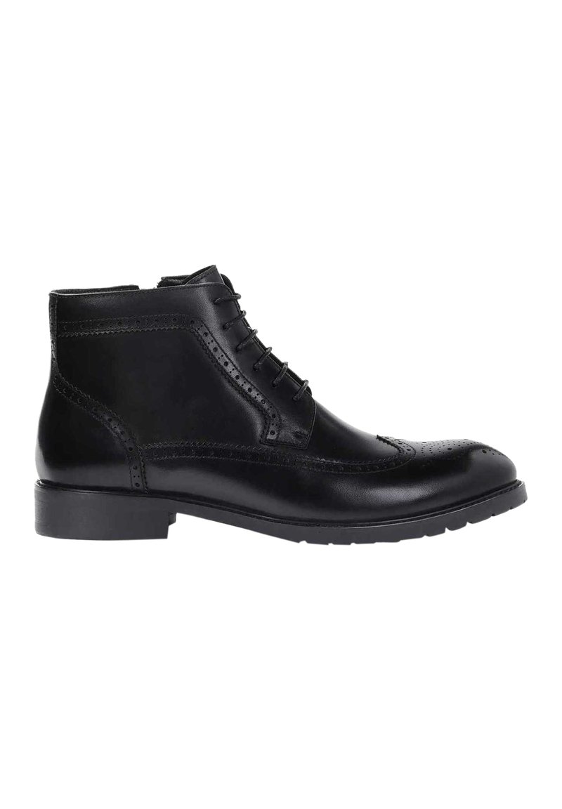 Stivali alla caviglia in pelle nera con design a lacci, dettagli brogue sulla punta, finitura testurizzata e suola in gomma per una migliore aderenza.