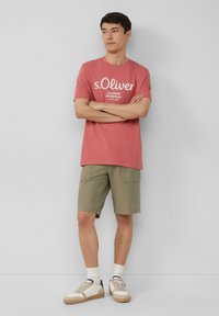 s.Oliver MIT LOGO - T-shirt print - himbeere