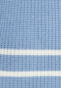 Helles blaubes Strickgewebe mit abwechselnden Streifen in Weiß und dunklerem Blau. Die Struktur ist gerippt und hat eine weiche, glatte Oberfläche.