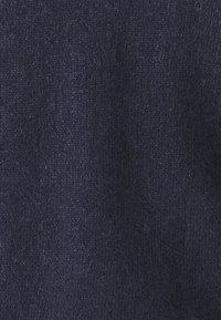 Mörk marinblå tyg med en mjuk, texturerad yta och små variationer i ton, lämplig för kläder eller stoppningsapplikationer.