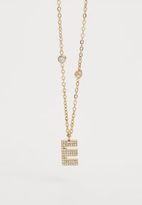 Collier à chaînes ton or avec un pendentif en forme de lettre "E" en bloc orné de strass transparents. Maillons délicats avec des accents circulaires.