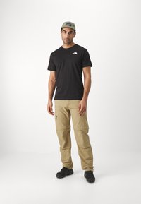 The North Face M SS BOX NSE TEE - T-shirts med print - black/optic emerald