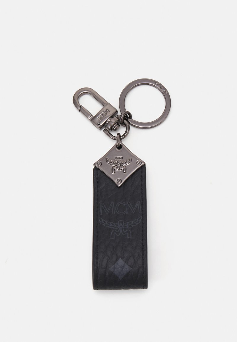 Breloc din piele neagră cu un finisaj texturat, un clip metalic și un accent de logo din metal argintiu. Formă rectangulară simplă.